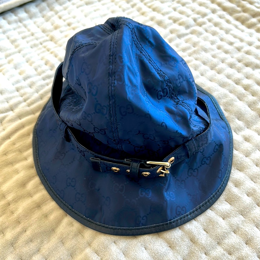 Gucci nylon bucket hat with a buckle design.